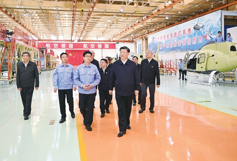 2023年10月10日至13日，中共中央總書記、國(guó)家主席、中央軍委主席習(xí)近平在江西考察。這是11日上午，習(xí)近平在景德鎮(zhèn)市昌河飛機(jī)工業(yè)（集團(tuán)）有限公司考察。 新華社記者 燕雁/攝