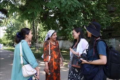 人民日報記者和塔方記者在進(jìn)行交流。顏歡攝