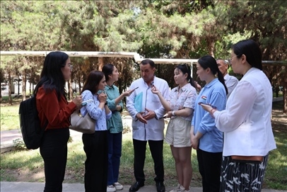聯(lián)合采訪團(tuán)隊在采訪塔吉克斯坦中央眼科醫(yī)院副院長馬爾索羅夫·薩爾杜洛。胡澤曦攝