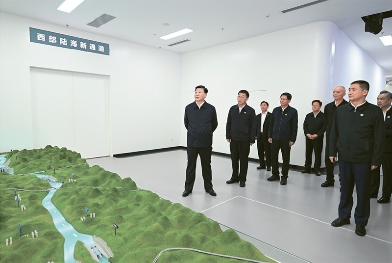 2023年12月14日至15日，中共中央總書記、國(guó)家主席、中央軍委主席習(xí)近平在廣西考察。這是14日上午，習(xí)近平在南寧市考察中國(guó)—東盟信息港股份有限公司，結(jié)合平陸運(yùn)河沙盤聽(tīng)取西部陸海新通道骨干工程建設(shè)匯報(bào)。 新華社記者 謝環(huán)馳/攝