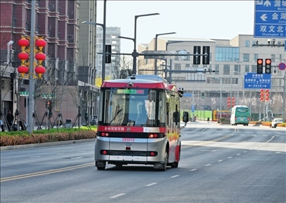 智能網聯巴士在雄安新區(qū)容東片區(qū)道路上行駛（2024年3月29日攝）牟宇攝/本刊