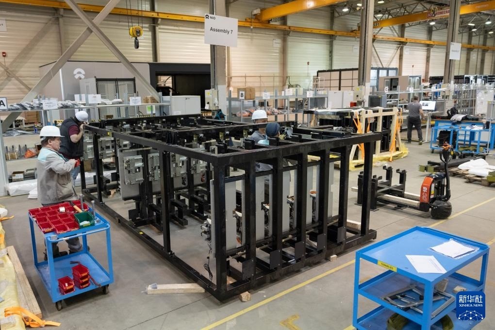 2024年1月26日，在匈牙利比奧托爾巴吉，員工在蔚來能源歐洲工廠工作。新華社發(fā)（弗爾季·奧蒂洛 攝）