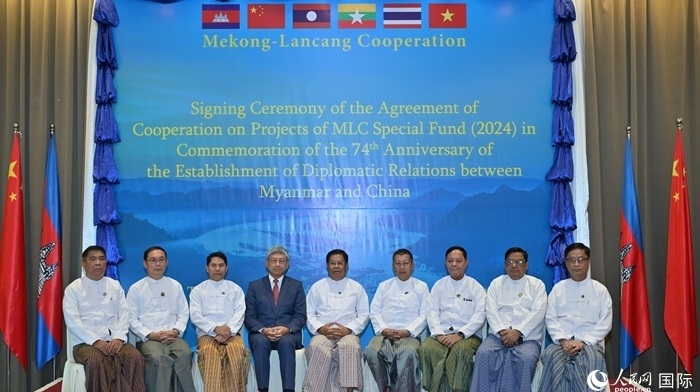 中國駐緬甸大使陳海（左四）與緬方執(zhí)行部委部長合影。人民網(wǎng)記者 謝佳君攝