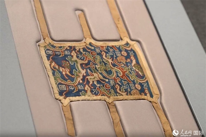 “五星出東方利中國(guó)”織錦護(hù)臂。人民網(wǎng)記者 張麗婭攝