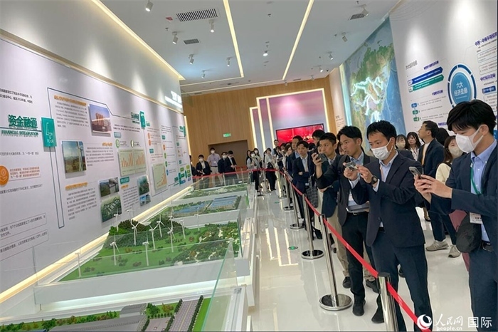 日本創(chuàng)價(jià)學(xué)會(huì)青年代表團(tuán)在烏魯木齊市文化中心規(guī)劃館參觀。人民網(wǎng)記者 張麗婭攝