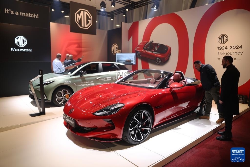 2024年1月17日，人們在比利時布魯塞爾舉辦的2024布魯塞爾汽車展上參觀上汽名爵電動汽車。新華社記者 趙丁喆 攝