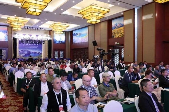  6月15日，“長白山·世界地質(zhì)公園、世界生物圈保護(hù)區(qū)可持續(xù)發(fā)展會議”現(xiàn)場。新華社發(fā)