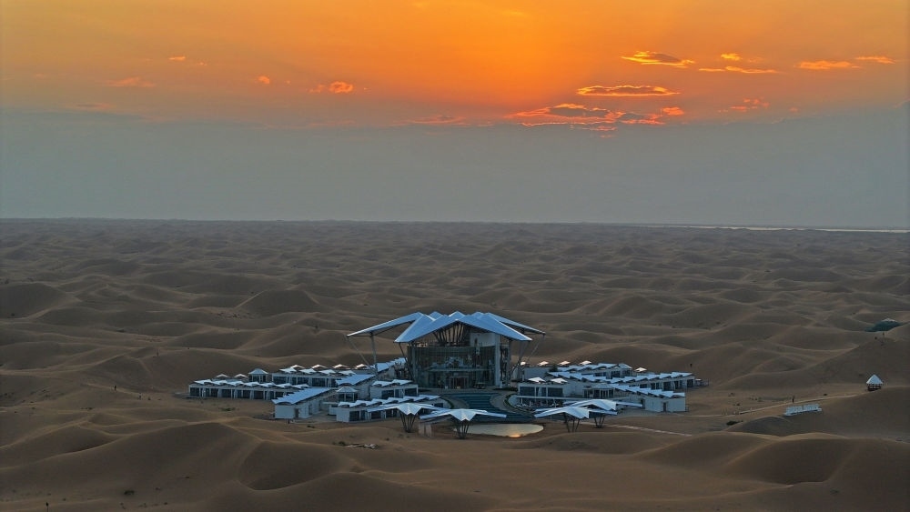 這是位于寧夏中衛(wèi)市沙坡頭景區(qū)的星星酒店（2023年9月6日攝，無人機照片）。新華社記者 王鵬 攝