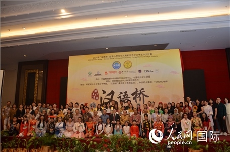 出席閉幕典禮的嘉賓、學(xué)校師生及獲獎選手等合影留念。人民網(wǎng)記者李培松攝