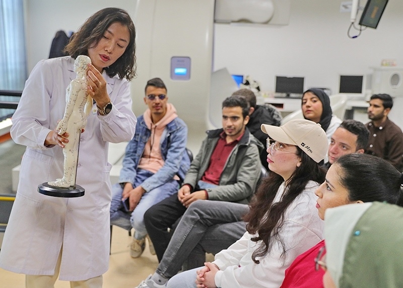 2023年4月19日，河北省秦皇島市中醫(yī)醫(yī)院醫(yī)務(wù)工作者為燕山大學(xué)外國留學(xué)生講解中醫(yī)經(jīng)絡(luò)知識(shí)。