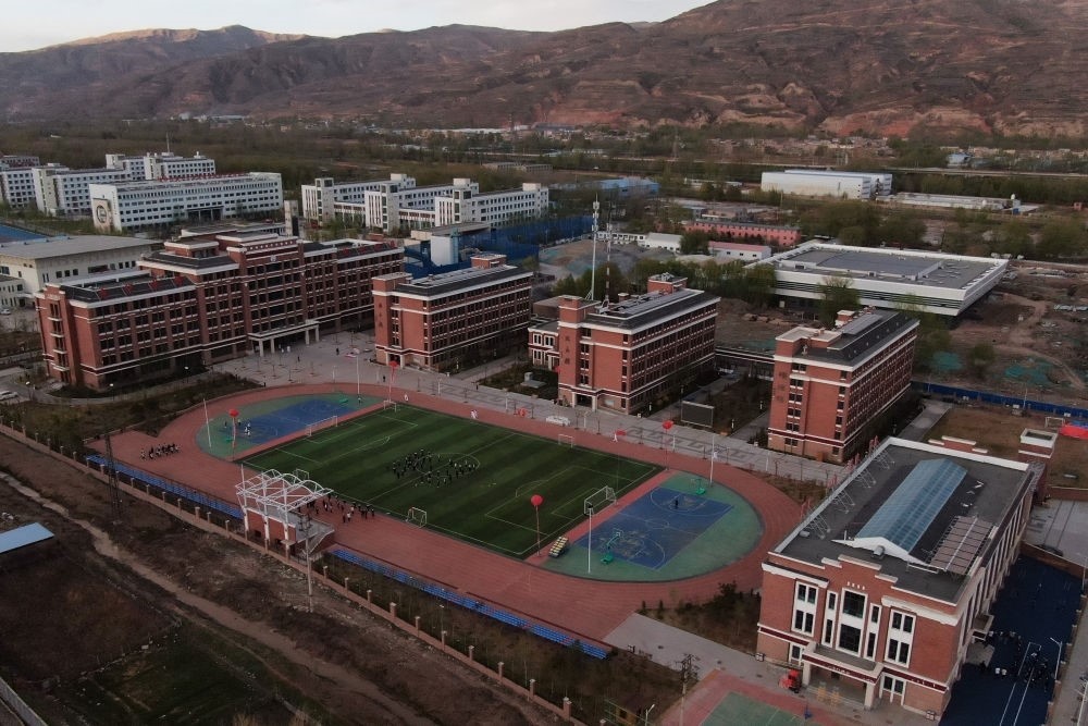 這是果洛西寧民族中學(xué)（2021年4月28日攝，無(wú)人機(jī)照片）。