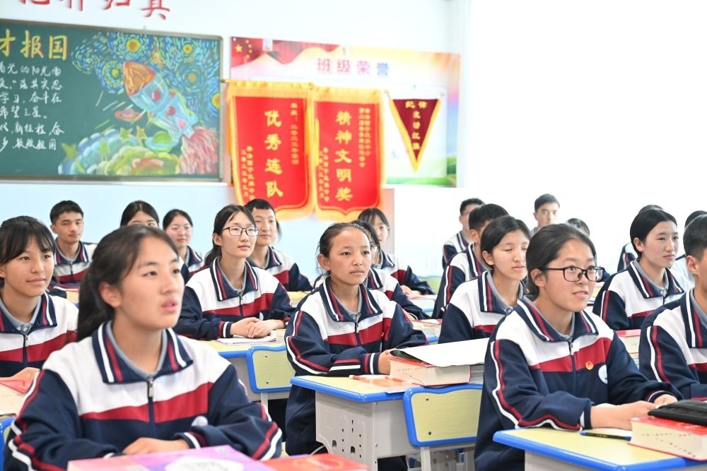 2024年6月18日，果洛西寧民族中學(xué)學(xué)生在上課。