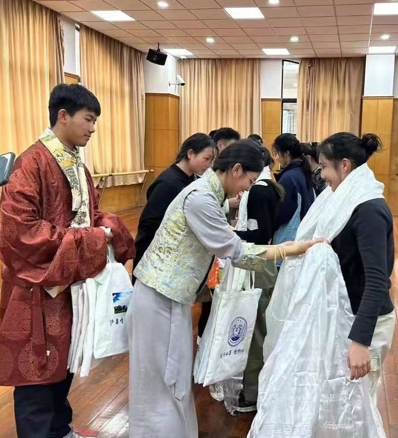 2024年1月18日，在上海市大同中學(xué)，果洛西寧民族中學(xué)學(xué)生給上海大同中學(xué)師生獻(xiàn)哈達(dá)。新華社發(fā)（果洛州教育局供圖）
