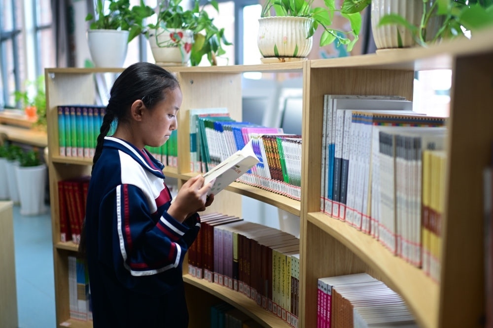 6月18日，果洛西寧民族中學(xué)學(xué)生尼東拉毛在圖書(shū)室看書(shū)。