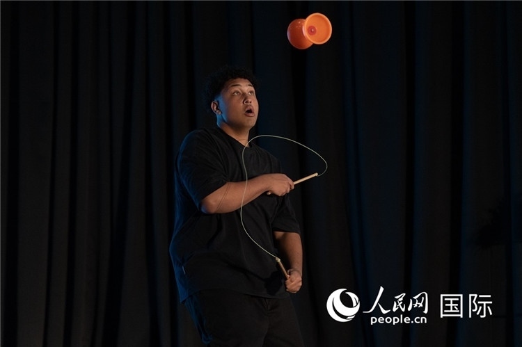 參賽選手表演的抖空竹如行云流水。人民日?qǐng)?bào)非洲中心分社 希拉茲·莫林?jǐn)z