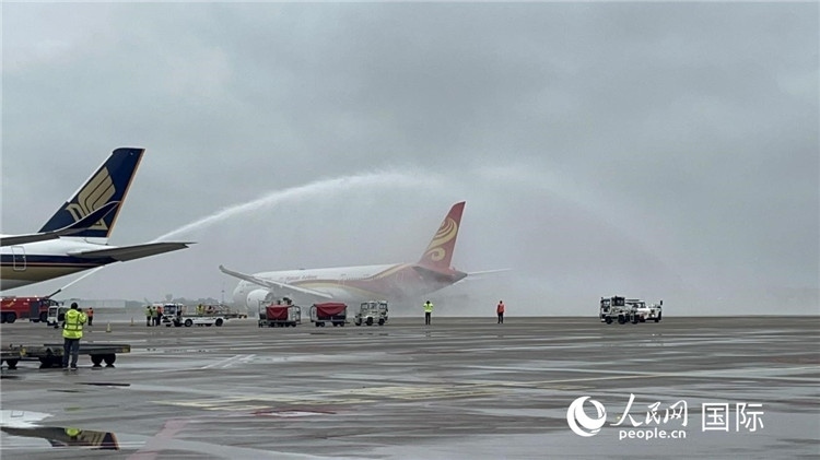 航班享受“水門禮”后起飛。牛瑞飛攝