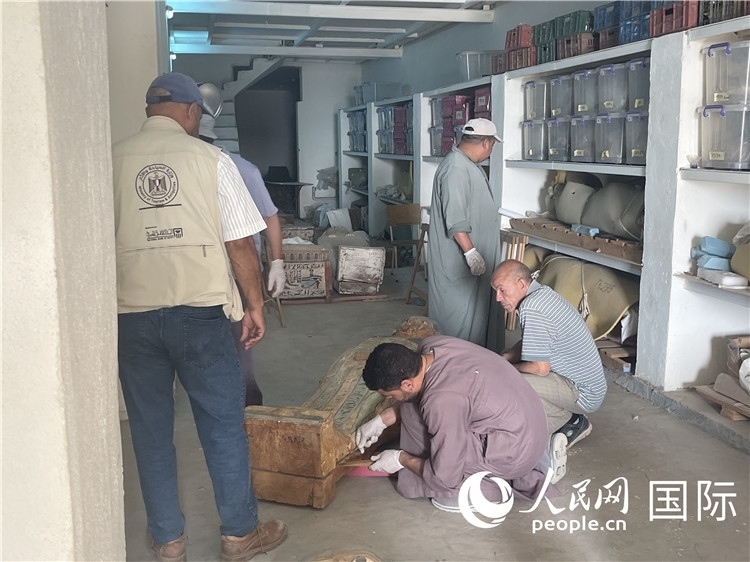 圖為中埃薩卡拉新出土文物數(shù)字化調(diào)查與研究項目團隊在工作現(xiàn)場。薛江攝