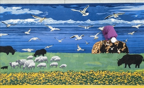 在青海省西寧市圣源地毯集團(tuán)有限公司生產(chǎn)車間，操作工檢查毯面、拔花刺（2023年2月4日攝）。新華社記者 才揚(yáng) 攝