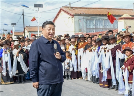 2021年6月7日至9日，習(xí)近平總書記在青?？疾?。這是8日下午，習(xí)近平在海北藏族自治州剛察縣沙柳河鎮(zhèn)果洛藏貢麻村考察時(shí)，同村民們親切交流。新華社記者 謝環(huán)馳 攝