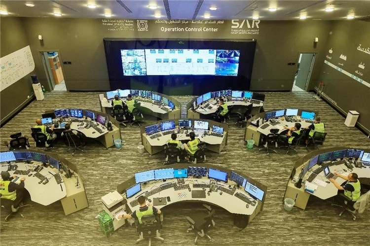 圖為運(yùn)營指揮中心一景。中國鐵建供圖