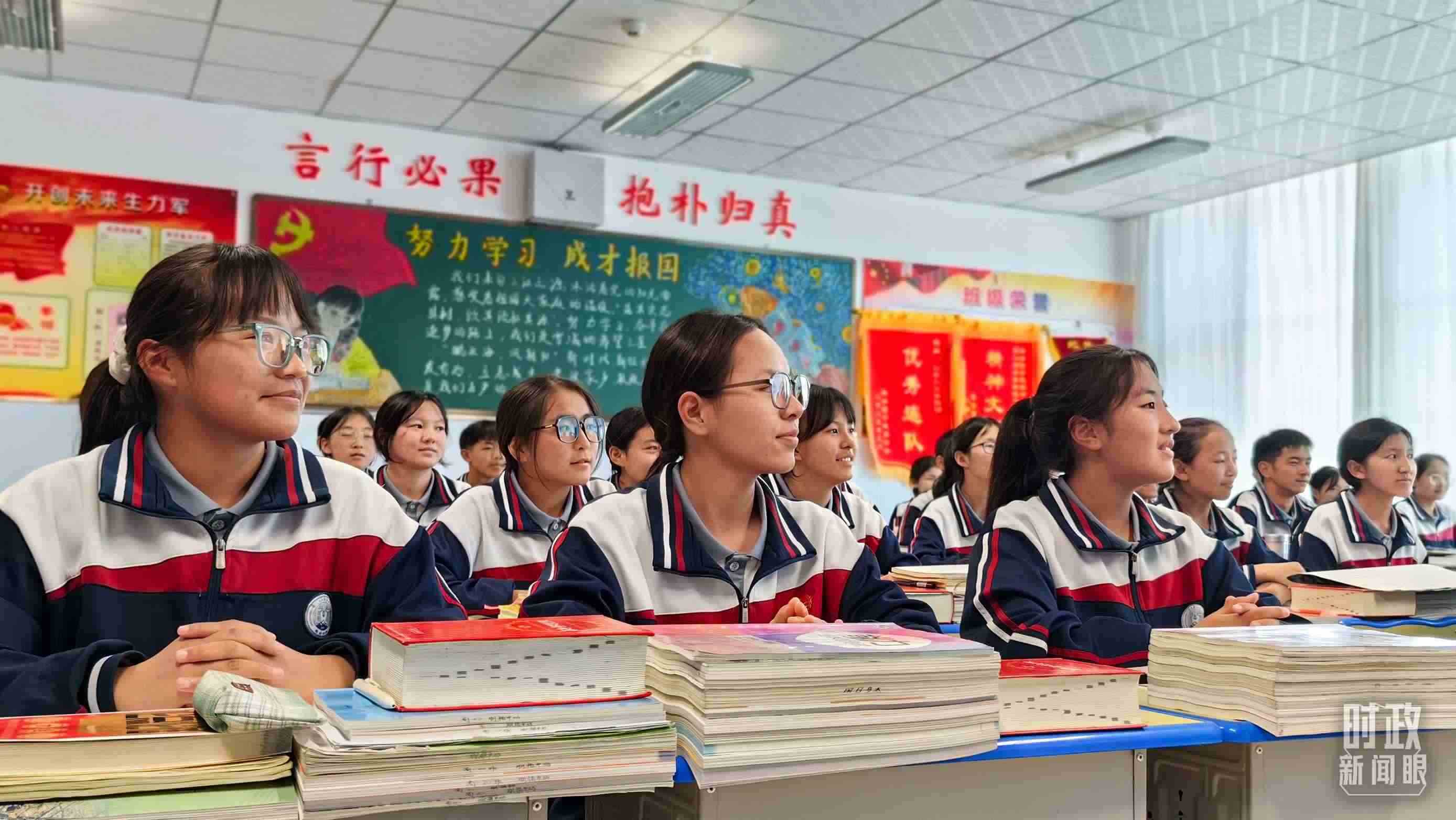 △果洛西寧民族中學高一（1）班的“新時代、新家鄉(xiāng)”主題思政課。（總臺央視記者段德文拍攝）
