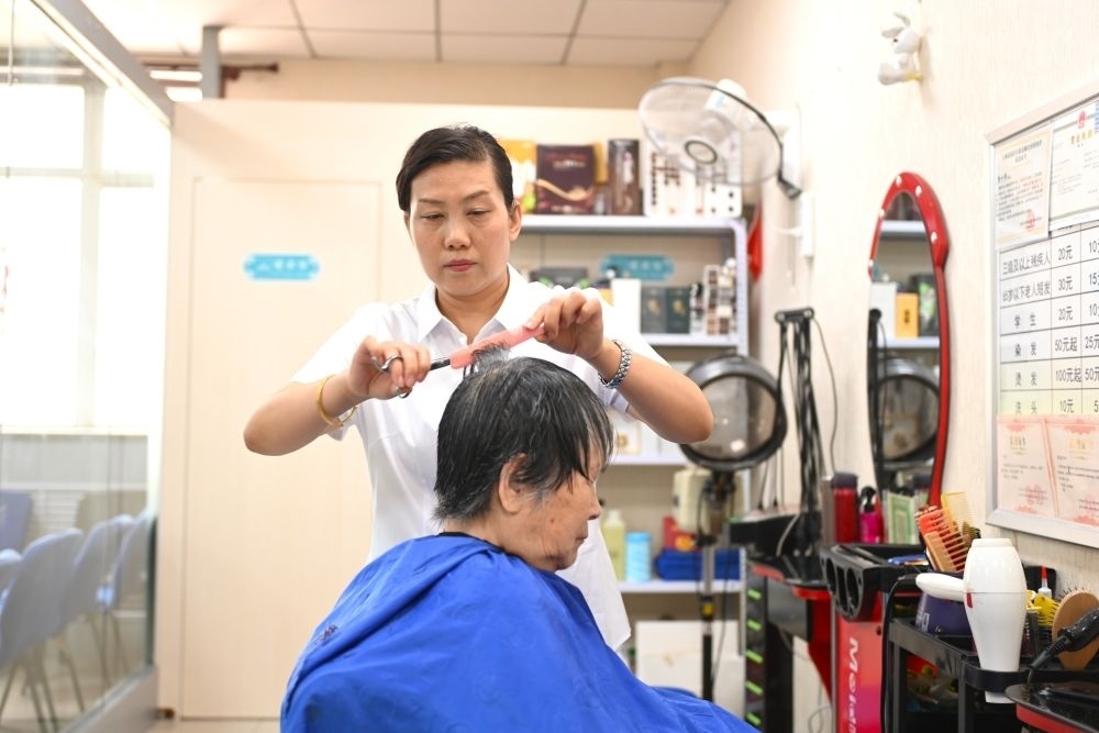 6月20日，長城花園社區(qū)的志愿者為居民理發(fā)。