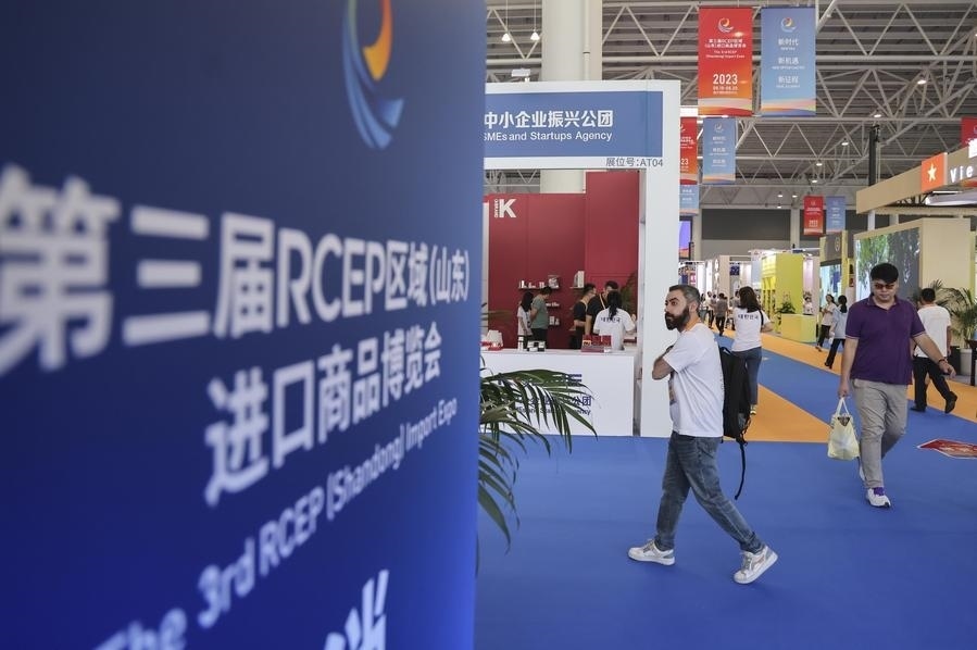 2023年8月18日，人們?cè)诘谌龑肦CEP區(qū)域（山東）進(jìn)口商品博覽會(huì)上參觀。新華社發(fā)（許傳寶 攝）