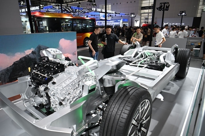 這是在博覽會現(xiàn)場拍攝的一款智能網(wǎng)聯(lián)汽車平臺架構（6月20日攝）。新華社記者 孫凡越 攝