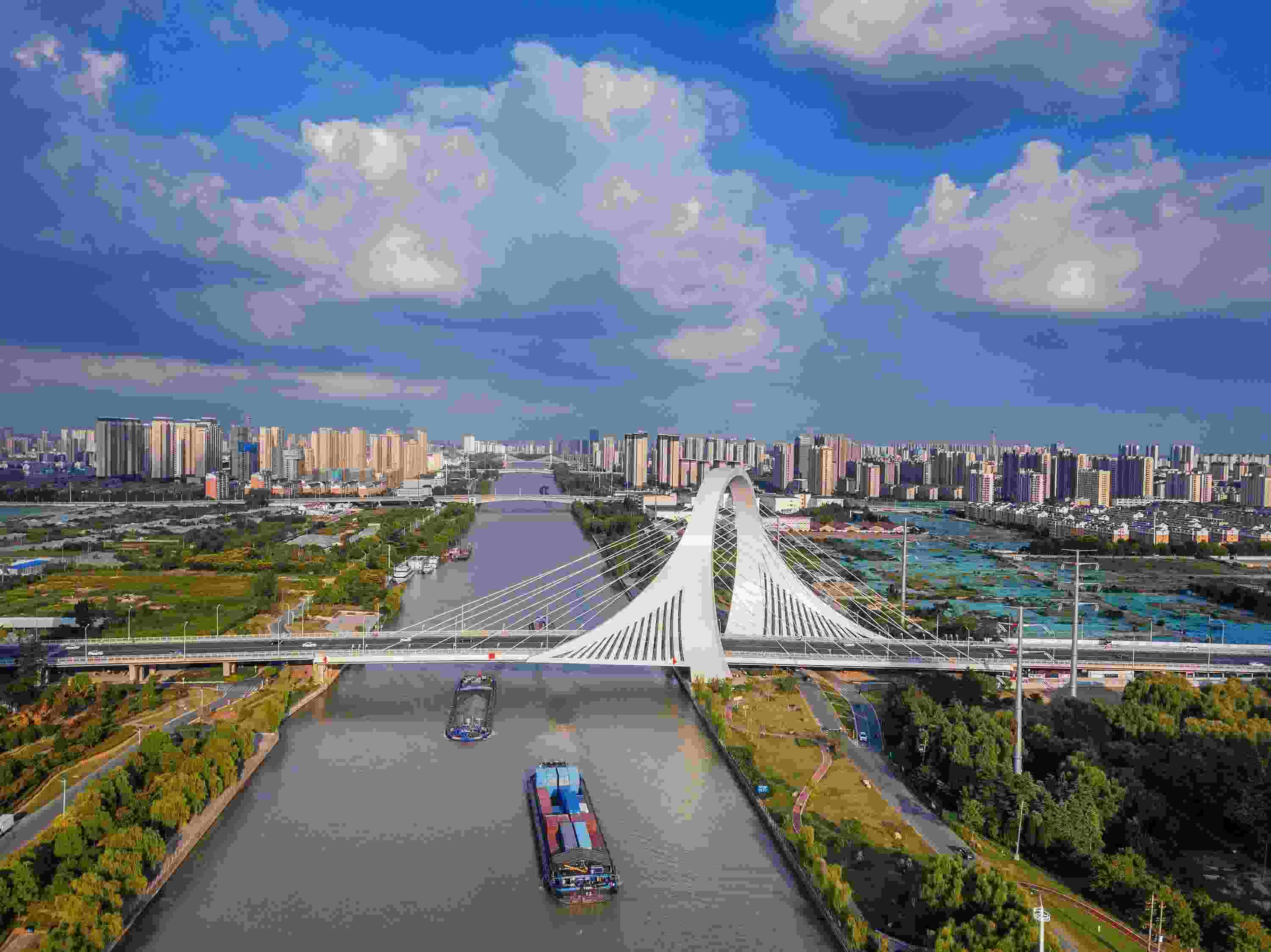 2022年9月12日，幾艘船舶行駛在江蘇淮安運河大橋附近。