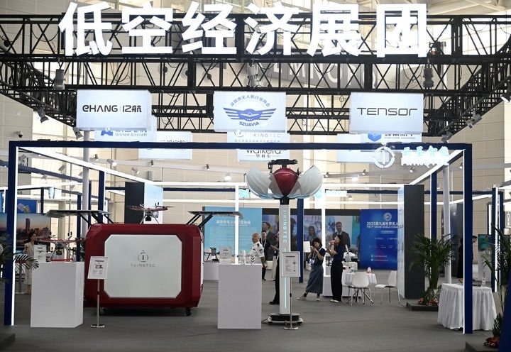 6月20日，參觀者在博覽會低空經(jīng)濟展團參觀。新華社記者 趙子碩 攝