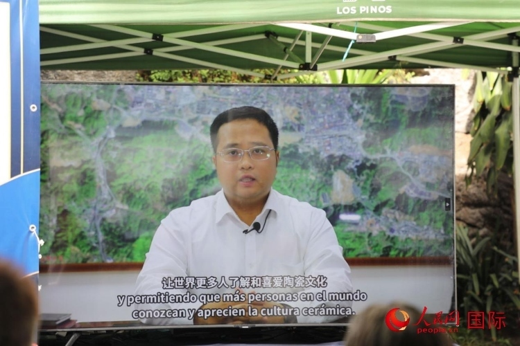 德化縣人民政府縣長(zhǎng)方俊欽視頻致辭。人民網(wǎng) 埃內(nèi)斯托·多明戈斯攝