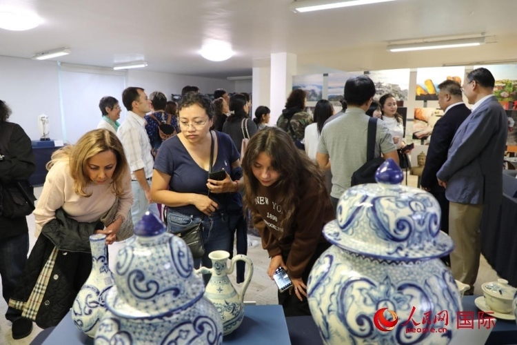 在展覽現(xiàn)場(chǎng)，觀眾們駐足欣賞德化瓷和墨西哥彩瓷。人民網(wǎng) 埃內(nèi)斯托·多明戈斯攝