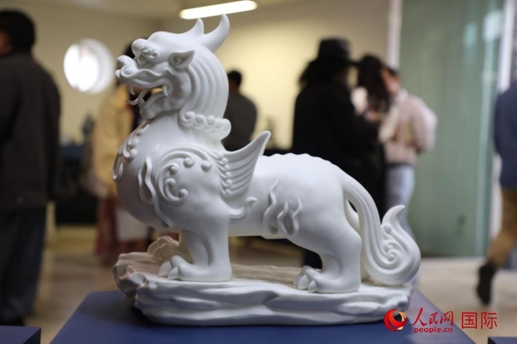 展覽現(xiàn)場(chǎng)的德化白瓷。人民網(wǎng) 埃內(nèi)斯托·多明戈斯攝