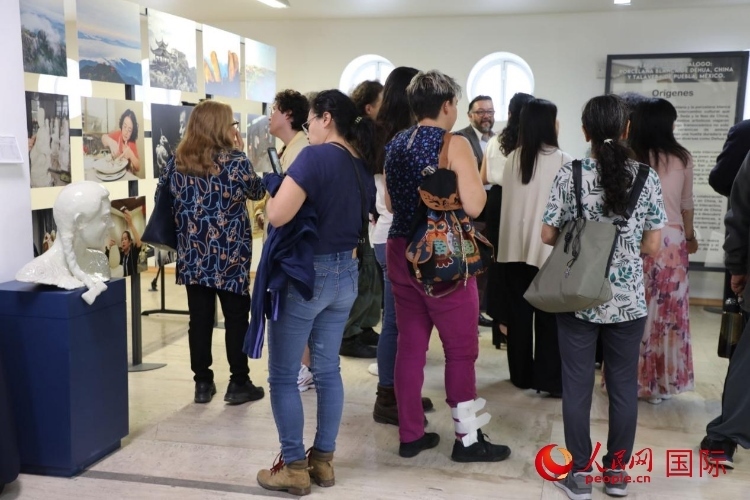 在展覽現(xiàn)場(chǎng)，觀眾們駐足欣賞德化白瓷和墨西哥彩瓷。人民網(wǎng) 埃內(nèi)斯托·多明戈斯攝