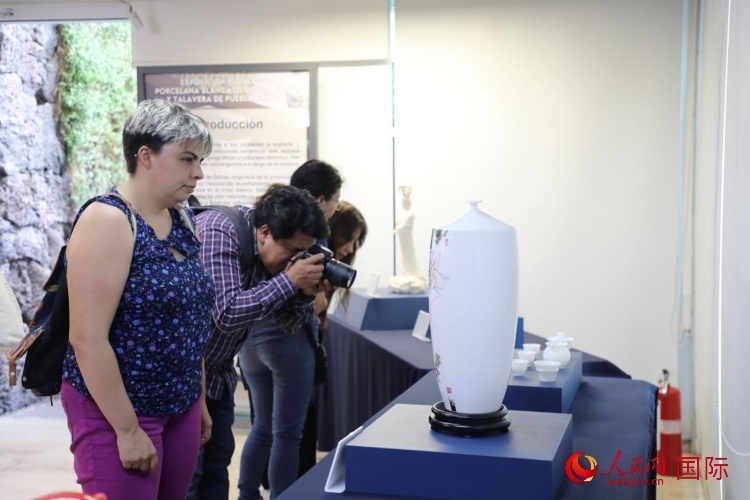 在展覽現(xiàn)場(chǎng)，觀眾們駐足欣賞德化白瓷和墨西哥彩瓷。人民網(wǎng) 埃內(nèi)斯托·多明戈斯攝