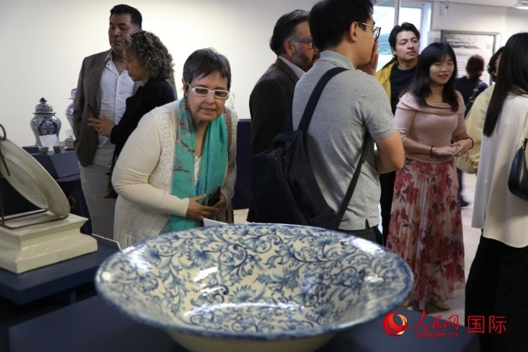 在展覽現(xiàn)場(chǎng)，觀眾們駐足欣賞德化白瓷和墨西哥彩瓷。人民網(wǎng) 埃內(nèi)斯托·多明戈斯攝
