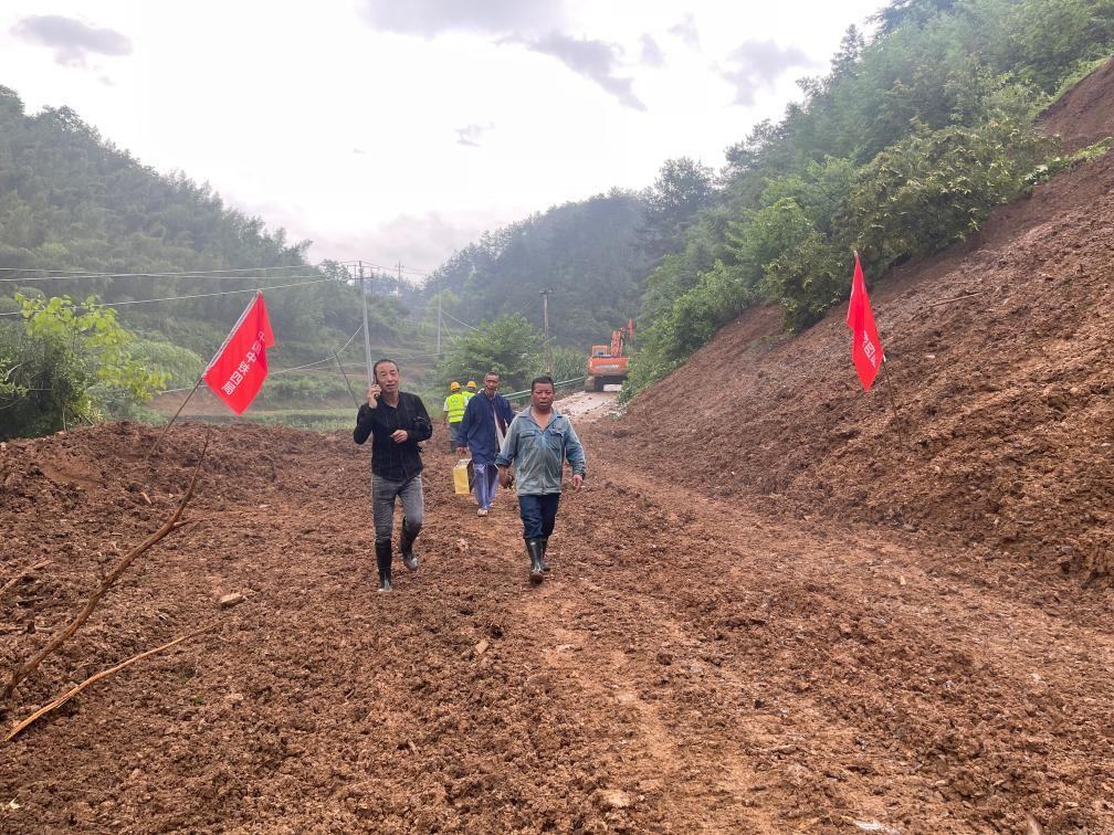 6月22日，木石里008縣道最后一個(gè)塌方點(diǎn)搶通。（受訪者供圖）