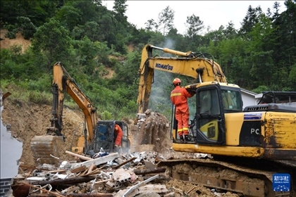 6月23日，救援人員在魚市鎮(zhèn)斗溪村龍?zhí)两M山體滑坡現(xiàn)場開展救援工作。新華社記者 陳振海 攝