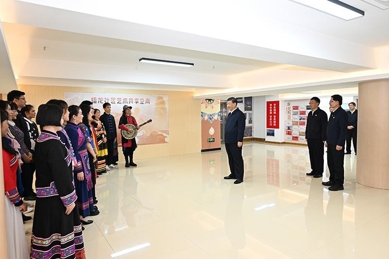 2023年12月14日，習(xí)近平總書記在廣西南寧市良慶區(qū)蟠龍社區(qū)黨群服務(wù)中心文體活動室同社區(qū)居民親切交流。