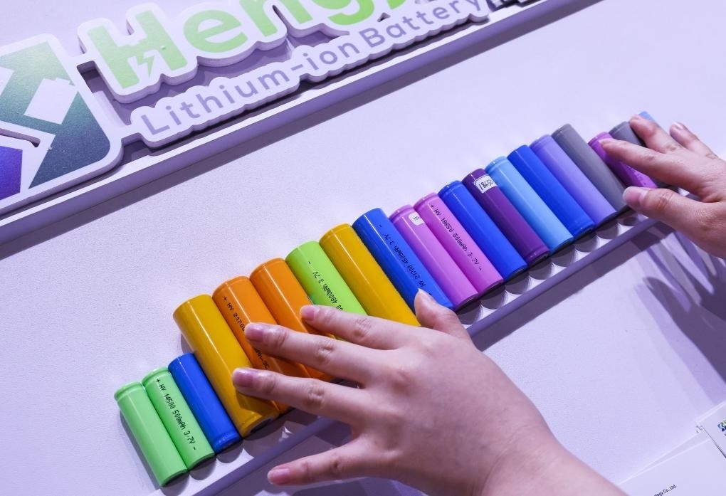 參展商在第135屆廣交會(huì)新能源展區(qū)布置鋰電池展品（2024年4月15日攝）。新華社記者 劉大偉 攝