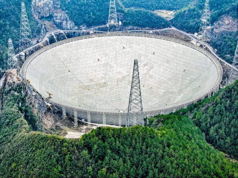 這是2024年2月26日拍攝的位于貴州的“中國(guó)天眼”（無(wú)人機(jī)全景圖片，維護(hù)保養(yǎng)期間拍攝）。新華社記者 歐東衢 攝
