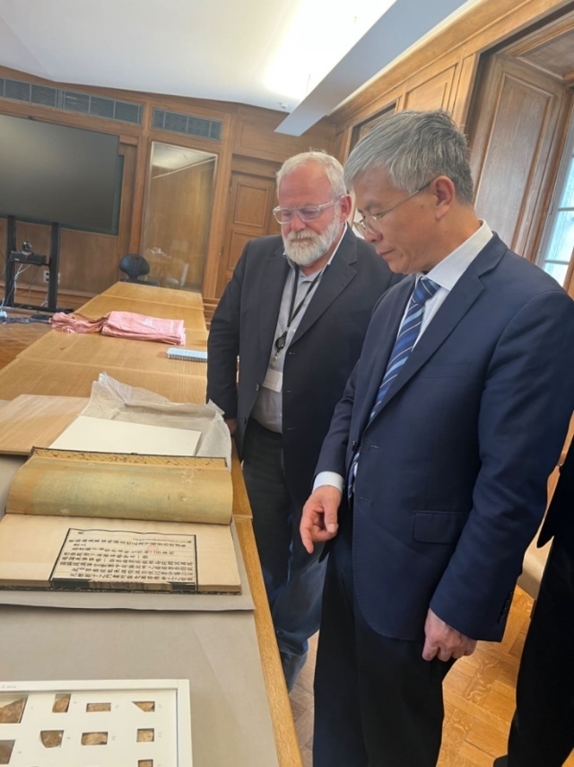 山東大學校長李術才率團訪問法國國家圖書館。山東大學供圖