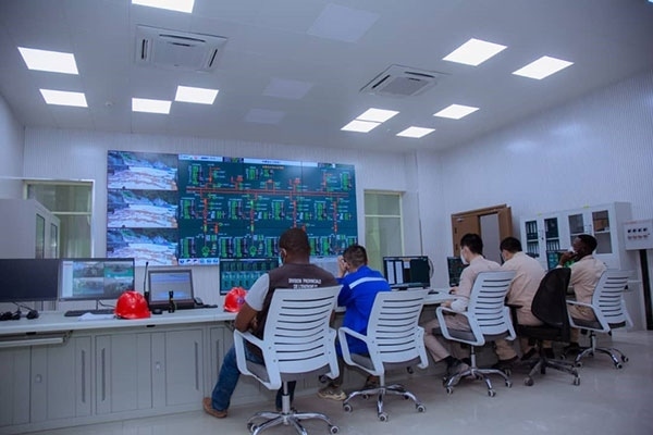 剛果（金）布桑加水電站攔河大壩泄洪。中鐵資源集團(tuán)供圖 