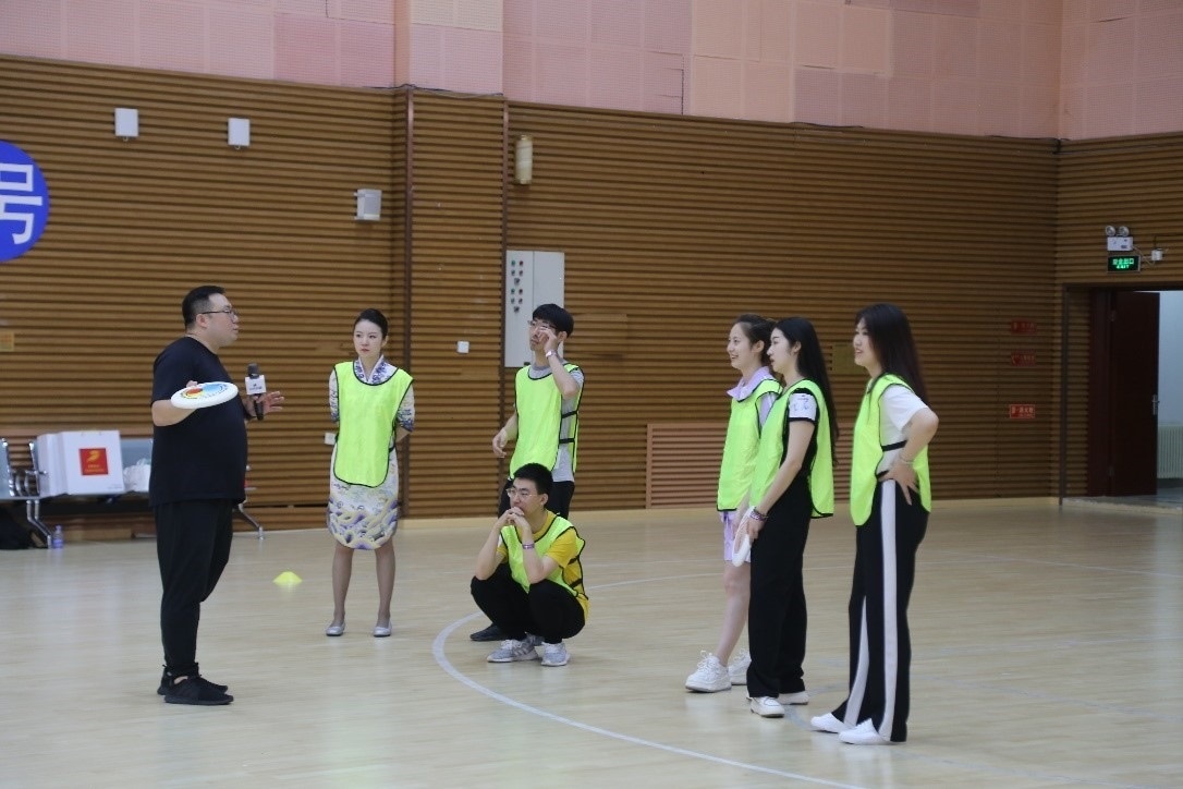 在“友趣體驗(yàn)營”上，年輕用戶正在學(xué)習(xí)飛盤運(yùn)動(dòng)技巧。 受訪者供圖