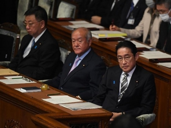 ??2023年12月13日，日本首相岸田文雄（右）參加國會閉會式。新華社記者馮武勇攝