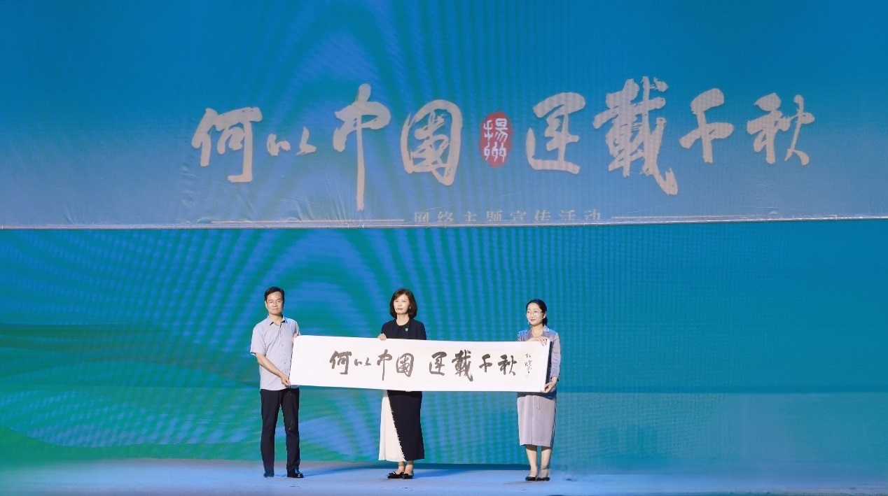 隋唐大運河文化博物館館長曹岳森（左）、揚州中國大運河博物館館長鄭晶（中）、浙東運河博物館負(fù)責(zé)人張慧（右）共同展卷。