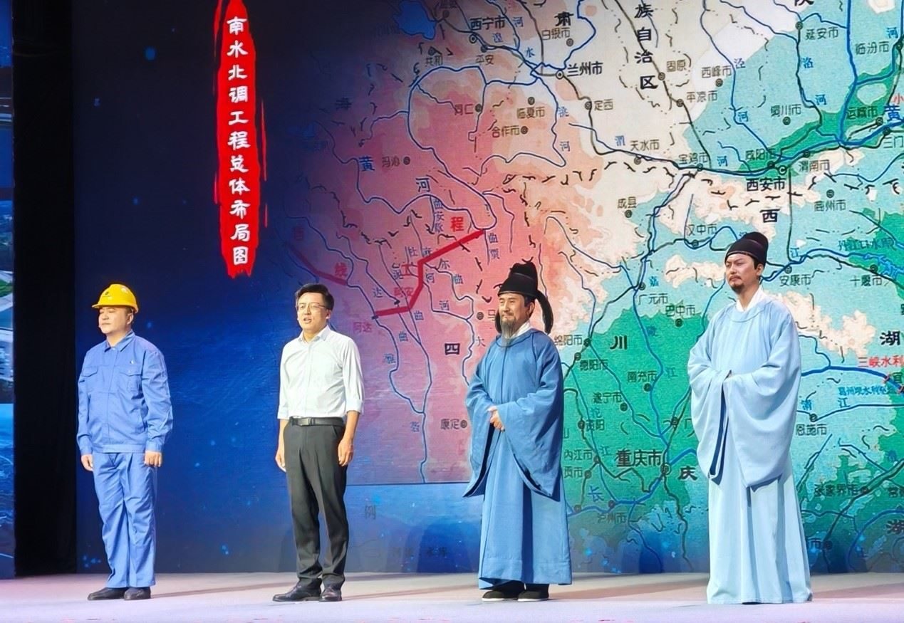 演員張志堅（右二）、演員侯京健（右一）、北京郭守敬紀(jì)念館執(zhí)行館長張鵬（左二）和江蘇省江都水利工程管理處第二抽水站管理所副所長郭凱（左一）同臺演繹。