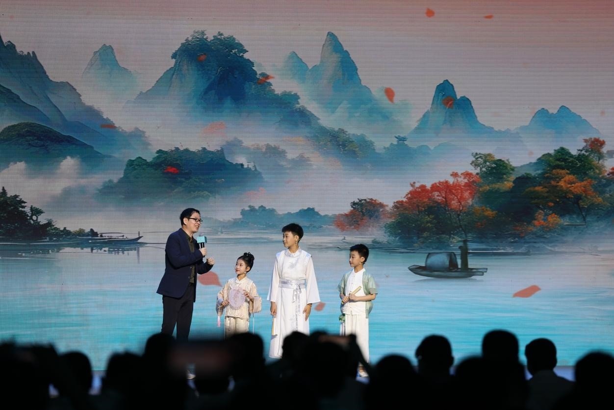 南京師范大學(xué)教授酈波（左一）與2024中國詩詞大會選手張可兒（左二）、姜敬曦（右二），揚州市邗江區(qū)實驗學(xué)校蔣王小學(xué)學(xué)生陸俊屹（右一）趣談大運河詩詞文化。