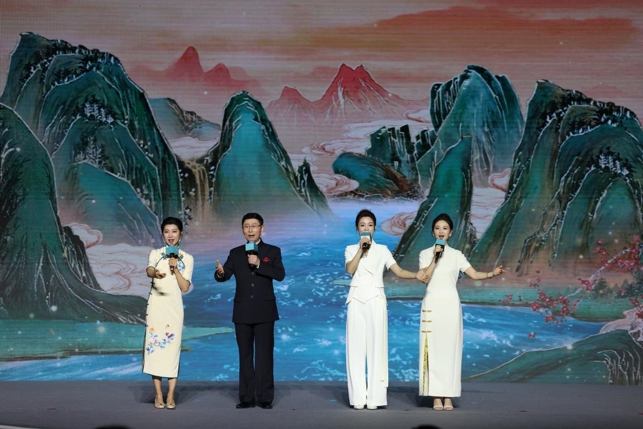 國家一級演員、京劇表演藝術(shù)家王平（左二），國家一級演員、南京藝術(shù)學(xué)院教授單雯（左一），浙江小百花越劇團(tuán)青年演員陳麗君（右二）、何青青（右一）同臺唱響千年運河情。