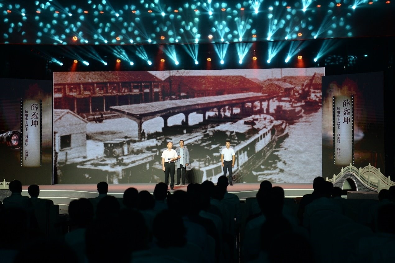 杭州水上巴士“西湖”號原船長薛鑫坤（左）、窯灣古鎮(zhèn)漁民藝術(shù)團(tuán)團(tuán)長沈召明（中）、港航潤楊6060貨船主楊杰偉（右）現(xiàn)場講述。